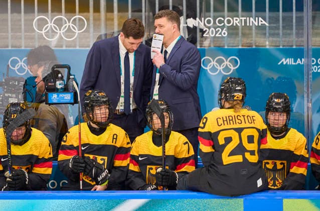 Headcoach Jeff MacLeod of Germany talks to Co-Trainer DEB Damen, assistant coach, next to Mathilda Heine of Germany Laura Kluge of Germany at the preliminary women Ice hockey, Eishockey match Group B Germany-Japan of the Milano Cortina 2026 Winter Olympic Games, Olympische Spiele, Olympia, OS at Milano Rho Ice Hockey Arena on February 7, 2026 in Milan, Italy.