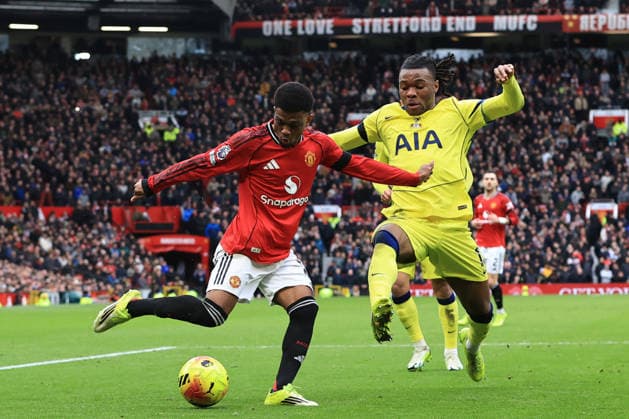 7th February 2026; Old Trafford, Manchester, England; Premier League Football, Manchester United, ManU versus Tottenham Hotspur; Kobbie Mainoo of Manchester United crosses the ball as Destiny Udogie of Tottenham Hotspur challenges  DavidxBlunsden