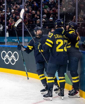 260207 Thea Johansson of Sweden celebrates the 5-1 goal with Hanna Thuvik and Ebba Hedqvist in the women s Ice hockey, Eishockey game between Sweden and Italy during day 1 of the 2026 Winter Olympics on February 7, 2026 in Milan. Photo: Emma Wallskog BILDBYRAN kod EW EW0620 ishockey ice hockey Olympic Games, Olympische Spiele, Olympia, OS olympics winter olympics os ol olympiska spel vinter-os olympiske leker milano cortina 2026 milan cortina 2026 milano cortina 2026 olympic games milano cortina 2026 winter olympic games milano cortina-os milano cortina-ol vinter-ol 1 bbeng sweden sverige italien italy tre kronor dam damkronorna jubel *** 260207 Thea Johansson of Sweden celebrates the 5 1 goal with Hanna Thuvik and Ebba Hedqvist in the women s ice hockey game between Sweden and Italy during day 1 of the 2026 Winter Olympics on February 7, 2026 in Milan Photo Emma Wallskog BILDBYRAN code EW EW0620 ice hockey ice hockey olympic games olympics winter olympics os ol olympic games winter os olympic games milano cortina 2026 milan cortina 2026 milano cortina 2026 olympic games milano cortina 2026 winter olympic games milano cortina os milano cortina ol winter ol 1 bbeng sweden sverige ital italy tre kronor damkronorna jubel  Copyright: EMMAxWALLSKOG BB260207EW044