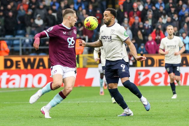 Maxime Esteve (5 Burnley) and Callum Wilson (9 West Ham) challenge for the ball during the Premier League match between Burnley and West Ham United at Turf Moor in Burnley, England on February 7th 2026. Copyright: xSeanxChandlerx xSPPx Sportspressphoto_SPR89334