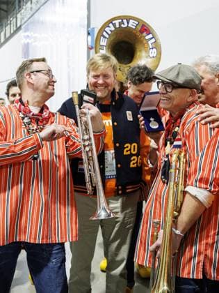 MILAN King Willem-Alexander with the band Kleintje Pils before the 3,000-meter long track Speed skating, Eisschnelllauf event at the Milan Speed Skating Stadium at the Milan Winter Olympics. ROBIN VAN LONKHUIJSEN ANP xVIxANPxSportx xxANPxIVx 549926863 originalFilename: 549926863.jpg