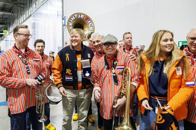 MILAN King Willem-Alexander and Princess Amalia with the band Kleintje Pils before the 3,000-meter long track Speed skating, Eisschnelllauf event at the Milan Speed Skating Stadium at the Milan Winter Olympics. ROBIN VAN LONKHUIJSEN ANP xVIxANPxSportx xxANPxIVx 549926883 originalFilename: 549926883.jpg