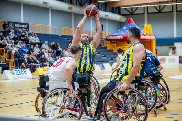 IWBF ChampionsCup; Fenerbahce Istanbul - RBC Köln 99ers, 07.02.26 Morteza Abedi (Fenerbahce Istanbul, 13), Yamac Yüksel (Fenerbahce Istanbul, 14), Alexander Keiser (Köln 99ers, 30) IWBF ChampionsCup; Fenerbahce Istanbul - RBC Köln 99ers: Wetzlar, 07.02.26 Copyright: xBEAUTIFULxSPORTS Roeczeyx