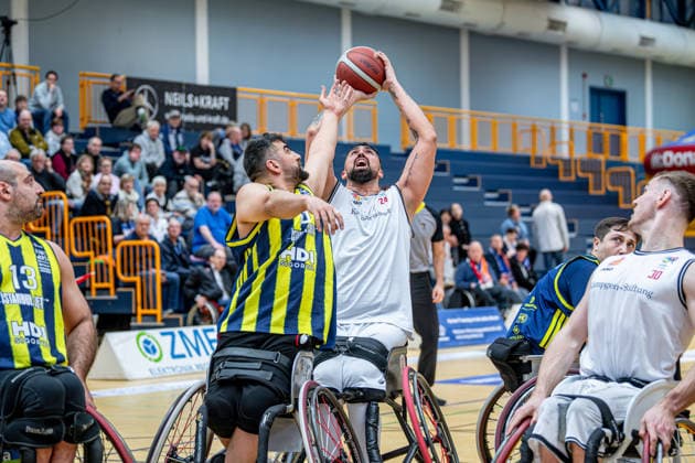 IWBF ChampionsCup; Fenerbahce Istanbul - RBC Köln 99ers, 07.02.26 Bulut Kodal (Köln 99ers, 24), Yamac Yüksel (Fenerbahce Istanbul, 14), Alexander Keiser (Köln 99ers, 30) IWBF ChampionsCup; Fenerbahce Istanbul - RBC Köln 99ers: Wetzlar, 07.02.26 Copyright: xBEAUTIFULxSPORTS Roeczeyx
