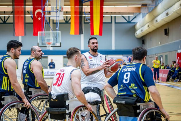 IWBF ChampionsCup; Fenerbahce Istanbul - RBC Köln 99ers, 07.02.26 Bulut Kodal (Köln 99ers, 24), Alexander Keiser (Köln 99ers, 30), Ugur Toprak (Fenerbahce Istanbul, 9), Morteza Abedi (Fenerbahce Istanbul, 13) IWBF ChampionsCup; Fenerbahce Istanbul - RBC Köln 99ers: Wetzlar, 07.02.26 Copyright: xBEAUTIFULxSPORTS Roeczeyx