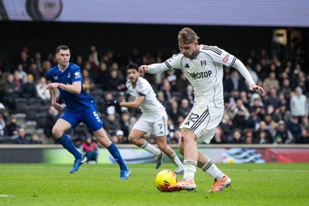Emile Smith Rowe of Fulham has a shot at goal Fulham v Everton, Premier League, Football, Craven Cottage, London, UK - 07 Feb 2026London Craven Cottage United Kingdom EDITORIAL USE ONLY No use with unauthorised audio, video, data, fixture lists, club league logos or live services. Online in-match use limited to 120 images, no video emulation. No use in betting, games or single club league player publications. Copyright: xIanxTuttle Shutterstockx 16524362bc