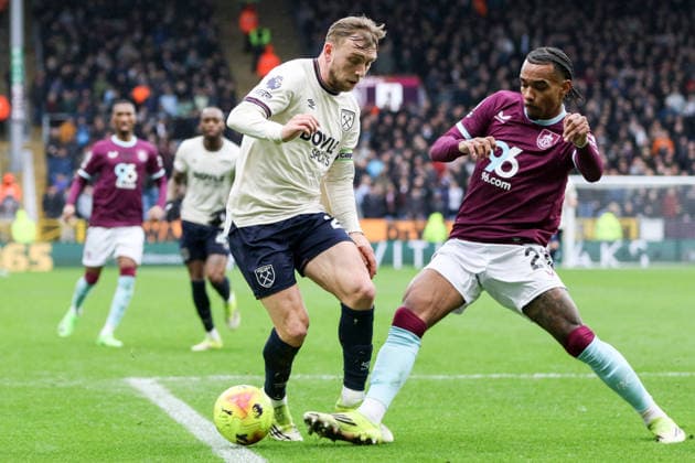 Lucas Pires (23 Burnley) tackles Jarrod Bowen (20 West Ham) during the Premier League match between Burnley and West Ham United at Turf Moor in Burnley, England on February 7th 2026. Copyright: xSeanxChandlerx xSPPx Sportspressphoto_SPR89335