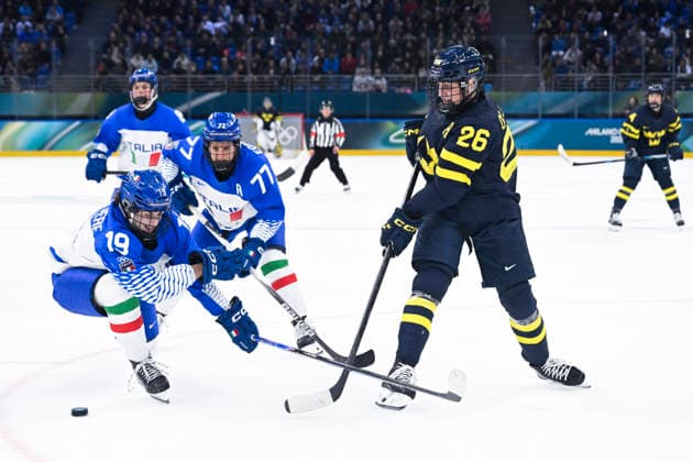 MILANO, ITALIEN 20260207 Sveriges Hanna Olsson mot Italiens Kristin Della Rovere och Laura Fortino under gruppspelsmatchen i grupp B mellan Sverige och Italien i Santagiulia Arena under OS i Milano. *** Bilden ingar i SPORTPAKET. För övriga BETALBILD ** MILANO ITALIEN x10070x *** MILANO, ITALY 20260207 Swedens Hanna Olsson against Italys Kristin Della Rovere and Laura Fortino during the group B match between Sweden and Italy in Santagiulia Arena during the Milan Olympics Picture in SPORTPAKET For others PAYPICTURE MILANO ITALY x10070x  Copyright: xJessicaxGow TTx OS 2026 ISHOCKEY SVERIGE-ITALIEN