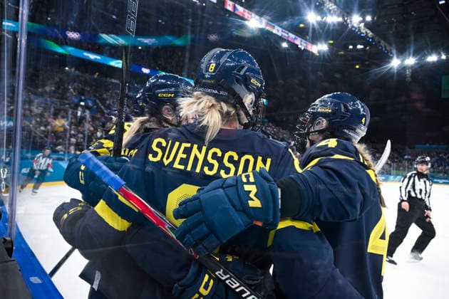 MILANO, ITALIEN 20260207 Sveriges trupp jublar efter att Thea Johansson gör mal, 6-1, under gruppspelsmatchen i grupp B mellan Sverige och Italien i Santagiulia Arena under OS i Milano. *** Bilden ingar i SPORTPAKET. För övriga BETALBILD ** MILANO ITALIEN x10070x *** MILANO, ITALY 20260207 Swedens squad cheers after Thea Johansson scores, 6 1, during the group B match between Sweden and Italy in Santagiulia Arena during the Milan Olympics Picture in SPORTPAKET For others PAYPICTURE MILANO ITALY x10070x  Copyright: xJessicaxGow TTx OS 2026 ISHOCKEY SVERIGE-ITALIEN
