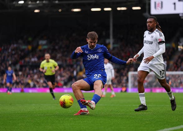 7th February 2026; Craven Cottage, Fulham, London, England; Premier League Football, Fulham versus Everton; Kiernan Dewsbury-Hall of Everton takes a shot on goal  JohnxPatrickxFletcher