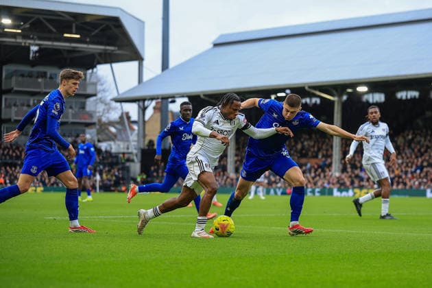 Fulham v Everton, Premier League Fulham Forward Samuel Chukwueze (19) battles for the ball with Defender Vitaliy Mykolenko (16) during the Premier League match between Fulham and Everton at Craven Cottage, London, UK on 7 February 2026. Editorial use only DataCo restrictions apply See www.football-dataco.com , Copyright: xChrisxFoxwellx PSI-23698-0039