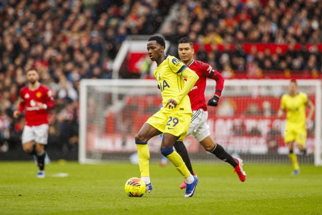 MANCHESTER, ENGLAND - FEBRUARY 07: Pape Matar Sarr of Tottenham runs with the ball followed by Casemiro of Manchester United, ManU during a Premier League 2026 match between Manchester United v Tottenham Hotspur at Stadium of Old Trafford on February 7, 2026 in Manchester, England. (Photo by Richard Callis Sports Press Photo) Copyright: xRichardxCallis SportsxPressxPhotx Sportspressphoto_SPR89340