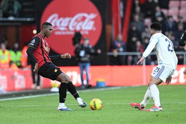 Bournemouth v Aston Villa, Premier League Rayan (37) of AFC Bournemouth battles for possession with Douglas Luiz (21) of Aston Villa during the Premier League match between Bournemouth and Aston Villa at the Vitality Stadium, Bournemouth, UK on 7 February 2026. Bournemouth Vitality Stadium Dorset UK Editorial use only DataCo restrictions apply See www.football-dataco.com , Copyright: xGrahamxHuntx PSI-23705-0074
