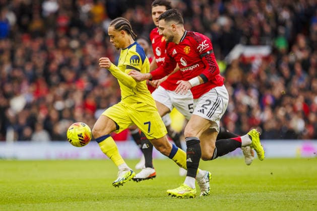 MANCHESTER, ENGLAND - FEBRUARY 07: Xavi Simons of Tottenham runs with the ball followed by Diogo Dalot of Manchester United, ManU during a Premier League 2026 match between Manchester United v Tottenham Hotspur at Stadium of Old Trafford on February 7, 2026 in Manchester, England. (Photo by Richard Callis Sports Press Photo) Copyright: xRichardxCallis SportsxPressxPhotx Sportspressphoto_SPR89356