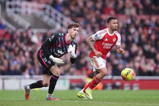 7th February 2026; Emirates Stadium, London, England; Premier League Football, Arsenal versus Sunderland; goalkeeper Robin Roefs of Sunderland rolls the ball out  KatiexChan