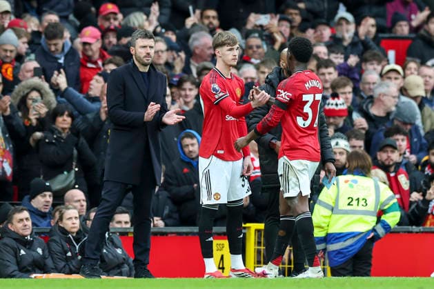 Manchester United, ManU v Tottenham Hotspur, Premier League Manchester United midfielder Tyler Fletcher (39) comes on for Manchester United midfielder Kobbie Mainoo (37) during the Manchester United v Tottenham Hotspur Premier League match at Old Trafford, Manchester, England on 7 February 2026 Credit: Phil Duncan Every Second Media Editorial use only. All images are copyright Every Second Media Limited. No images may be reproduced without prior permission. All rights reserved. Premier League and Football League images are subject to licensing agreements with Football DataCo Limited. see https: www.football-dataco.com Copyright: xIMAGO EveryxSecondxMediax ESM-1790-0098 PhilxDuncanx xEveryxSecondxMediax