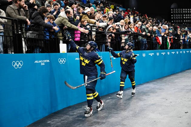MILANO, ITALIEN 20260207 Sveriges Mira Jungaker och Hilda Svensson tackar fansen efter vinst med 6-1 under gruppspelsmatchen i grupp B mellan Sverige och Italien i Santagiulia Arena under OS i Milano. *** Bilden ingar i SPORTPAKET. För övriga BETALBILD ** MILANO ITALIEN x10070x *** MILANO, ITALY 20260207 Swedens Mira Jungaker and Hilda Svensson thank the fans after winning 6 1 during the group B match between Sweden and Italy in Santagiulia Arena during the Milan Olympics Picture in SPORTPAKET For others PAYPICTURE MILANO ITALY x10070x  Copyright: xJessicaxGow TTx OS 2026 ISHOCKEY SVERIGE-ITALIEN