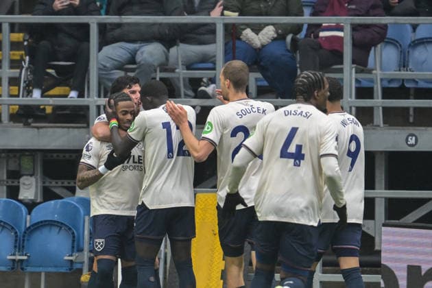 7th February 2026; Turf Moor, Burnley, Lancashire, England; Premier League Football, Burnley versus West Ham United; West Ham players celebrate after Crysencio Summerville of West Ham United scores in the 13th minute for 0-1  LeexDurkin