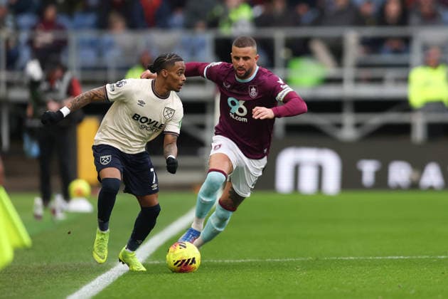 Burnley v West Ham United Premier League Valentin Castellanos of West Ham United against Kyle Walker of Burnley during the Premier League match at Turf Moor, Burnley 07 02 2026 UK Newspapers OUT Copyright: xRyanxJenkinsonx FIL-22931-0046