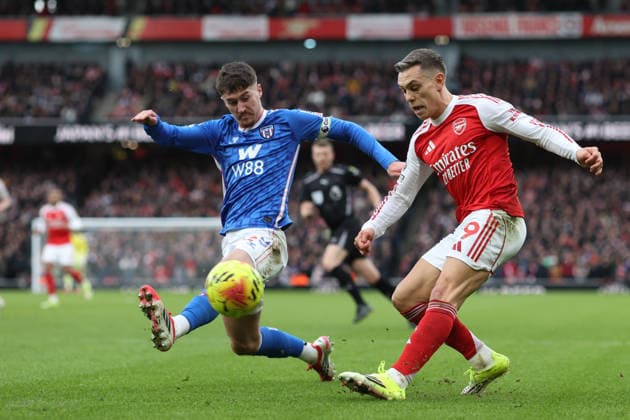 Arsenal v Sunderland 07 February 2026, London - Premier League Football - Arsenal v Sunderland - Trai Hume of Sunderland and Leandro Trossard of Arsenal - Photo: Charlotte Wilson Offside. London UK Copyright: xCharlottexWilsonx xOffsidexOffside