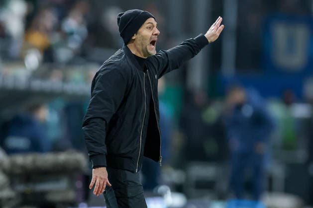 06.02.2026, Fußball, Preußen Münster - VfL Bochum, 2. Fußball Bundesliga, Preußenstadion, 21.Spieltag, Saison 2025 2026: Cheftrainer Alexander Ende (Preussen Muenster hc) gestikulierend am Spielfeldrand DFB regulations prohibit any use of photographs as image sequences and or quasi-video. Nordrhein-Westfalen Deutschland *** 06 02 2026, Football, Preußen Münster VfL Bochum, 2 Fußball Bundesliga, Preußenstadion, 21 Spieltag, Saison 2025 2026 Head coach Alexander Ende Preussen Muenster hc gesticulating on the sidelines DFB regulations prohibit any use of photographs as image sequences and or quasi video Nordrhein Westfalen Germany
