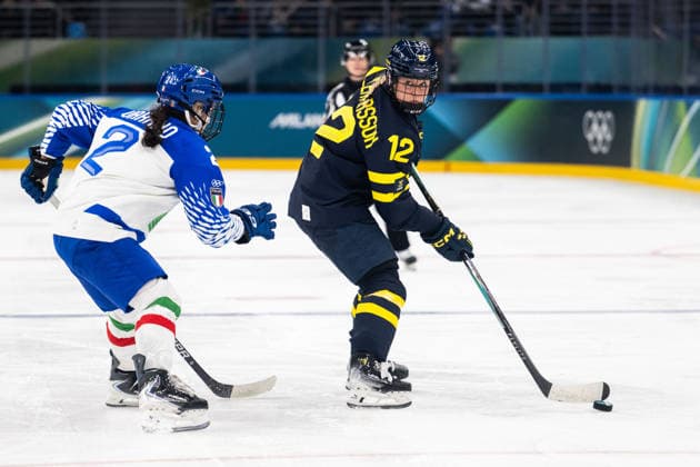 260207 Amie Varano of Italy and Maja NylÃ n Persson of Sweden in the women s Ice hockey, Eishockey game between Sweden and Italy during day 1 of the 2026 Winter Olympics on February 7, 2026 in Milan. Photo: Emma Wallskog BILDBYRAN kod EW EW0620 ishockey ice hockey Olympic Games, Olympische Spiele, Olympia, OS olympics winter olympics os ol olympiska spel vinter-os olympiske leker milano cortina 2026 milan cortina 2026 milano cortina 2026 olympic games milano cortina 2026 winter olympic games milano cortina-os milano cortina-ol vinter-ol 1 bbeng sweden sverige italien italy tre kronor dam damkronorna *** 260207 Amie Varano of Italy and Maja NylÃ n Persson of Sweden in the women s ice hockey game between Sweden and Italy during day 1 of the 2026 Winter Olympics on February 7, 2026 in Milan Photo Emma Wallskog BILDBYRAN code EW EW0620 ice hockey ice hockey olympic games olympics winter olympics os ol olympiska spel vinter os olympiske leker milano cortina 2026 milan cortina 2026 milano cortina 2026 olympic games milano cortina 2026 winter olympic games milano cortina os milano cortina ol vinter ol 1 bbeng sweden sverige ital italy tre kronor damkronorna  Copyright: EMMAxWALLSKOG BB260207EW064