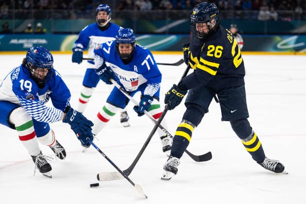 260207 Hanna Olsson of Sweden against Kristin Della Rovere and Laura Fortino of Italy in the women s Ice hockey, Eishockey game between Sweden and Italy during day 1 of the 2026 Winter Olympics on February 7, 2026 in Milan. Photo: Emma Wallskog BILDBYRAN kod EW EW0620 ishockey ice hockey Olympic Games, Olympische Spiele, Olympia, OS olympics winter olympics os ol olympiska spel vinter-os olympiske leker milano cortina 2026 milan cortina 2026 milano cortina 2026 olympic games milano cortina 2026 winter olympic games milano cortina-os milano cortina-ol vinter-ol 1 bbeng sweden sverige italien italy tre kronor dam damkronorna *** 260207 Hanna Olsson of Sweden against Kristin Della Rovere and Laura Fortino of Italy in the women s ice hockey game between Sweden and Italy during day 1 of the 2026 Winter Olympics on February 7, 2026 in Milan Photo Emma Wallskog BILDBYRAN code EW EW0620 ice hockey ice hockey olympic games olympics winter olympics os ol olympiska spel vinter os olympiske leker milano cortina 2026 milan cortina 2026 milano cortina 2026 olympic games milano cortina 2026 winter olympic games milano cortina os milano cortina ol vinter ol 1 bbeng sweden sverige ital italy tre kronor damkronorna  Copyright: EMMAxWALLSKOG BB260207EW069