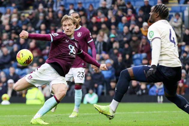 Zian Flemming (19 Burnley) volleys the ball during the Premier League match between Burnley and West Ham United at Turf Moor in Burnley, England on February 7th 2026. Copyright: xSeanxChandlerx xSPPx Sportspressphoto_SPR89399