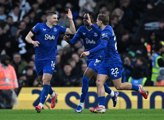 Fulham v Everton Premier League Everton™s Kiernan Dewsbury-Hall (right) celebrates scoring their first goal during the Premier League match at Craven Cottage, London 07 02 2026 UK Newspapers OUT Copyright: xDanielxHamburyx FIL-22934-0051
