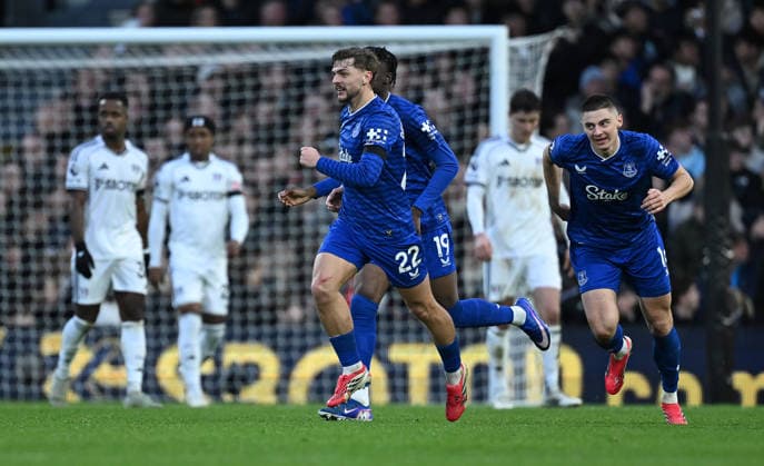 Fulham v Everton Premier League Everton™s Kiernan Dewsbury-Hall (centre) celebrates scoring their first goal during the Premier League match at Craven Cottage, London 07 02 2026 UK Newspapers OUT Copyright: xDanielxHamburyx FIL-22934-0053