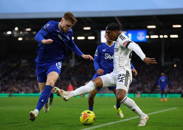 7th February 2026; Craven Cottage, Fulham, London, England; Premier League Football, Fulham versus Everton; Kevin of Fulham under pressure from Jake O Brien of Everton  JohnxPatrickxFletcher