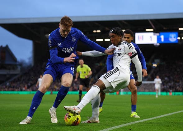 7th February 2026; Craven Cottage, Fulham, London, England; Premier League Football, Fulham versus Everton; Kevin of Fulham under pressure from Jake O Brien of Everton  JohnxPatrickxFletcher