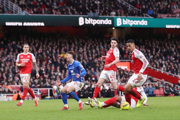 7th February 2026; Emirates Stadium, London, England; Premier League Football, Arsenal versus Sunderland; Trai Hume of Sunderland reacts after Gabriel of Arsenal makes a sliding tackle to dispossess Trai Hume of Sunderland  KatiexChan