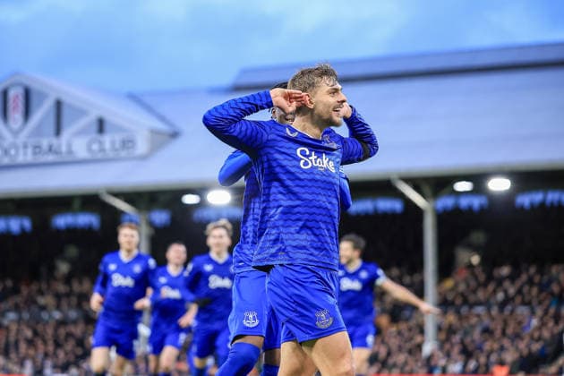 Fulham v Everton, Premier League GOAL CELEBRATION Defender Jake O Brien (15) (Not In the Picture) makes it 1-2 during the Premier League match between Fulham and Everton at Craven Cottage, London, UK on 7 February 2026. Editorial use only DataCo restrictions apply See www.football-dataco.com , Copyright: xChrisxFoxwellx PSI-23698-0070