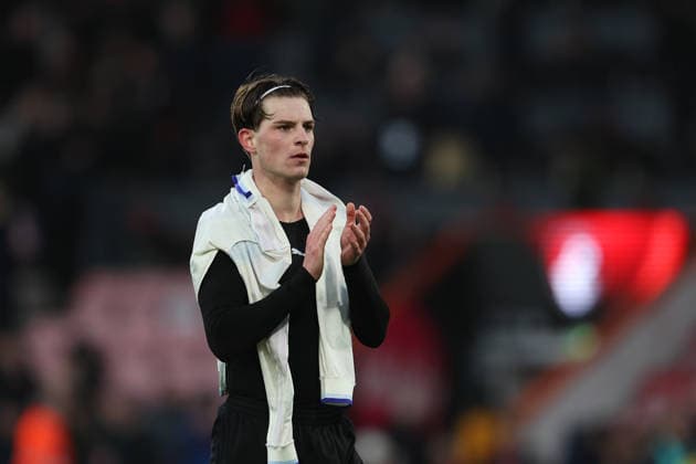 Football - 2025 2026 Premier League - AFC Bournemouth vs Aston Villa - Vitality Stadium - Saturday 7th February 2026 Alex Scott of Bournemouth applauds the fans after the final whistle at the Vitality Stadium COLORSPORT Shaun Boggust 