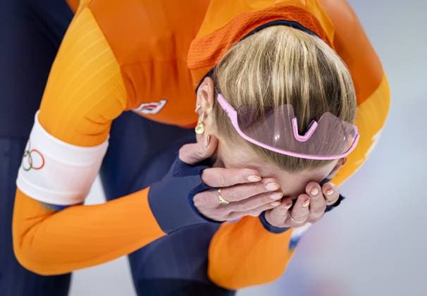 MILAN - Joy Beune reacts after the 3,000-meter long track Speed skating, Eisschnelllauf event at the Milan Speed Skating Stadium during the Milan Winter Olympics. SEM VAN DER WAL ANP xVIxANPxSportx xxANPxIVx 549933177 originalFilename: 549933177.jpg