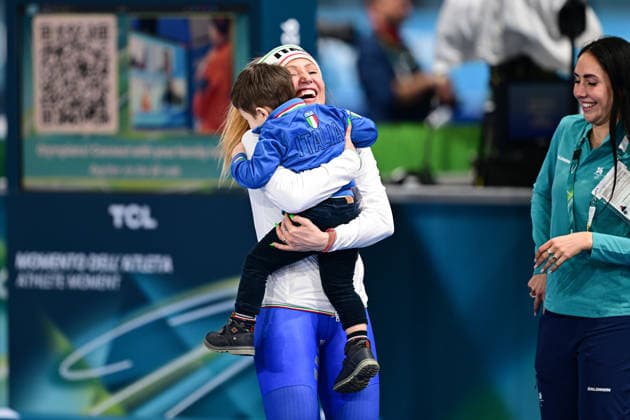 Lollobrigida Francesca (Italy) with her son, Olympic Champion with Olympic Record, WomenÂ s Speed skating, Eisschnelllauf 3000m, Milano Cortina 2026 Olympic Games, Olympische Spiele, Olympia, OS 07-02-2026 *** Lollobrigida Francesca Italy with her son, Olympic Champion with Olympic Record, Womens Speed Skating 3000m, Milano Cortina 2026 Olympic Games 07 02 2026 Copyright: HMBxMedia MarcxNiemeyer