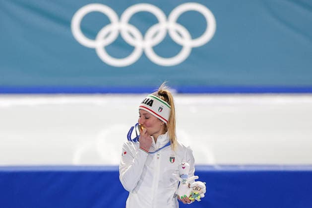 ITALY, MILAN - FEBRUARY 7, 2026: Gold medal winner Francesca Lollobrigida of Italy during the victory ceremony for the women™s 3000m at Milano Speed skating, Eisschnelllauf Stadium 2026 Winter Olympics: Speed Skating, Women S 3000m  - ZUMAt113 20260207_zaa_t113_442 Copyright: xPeterxKovalevx