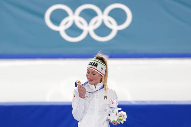 ITALY, MILAN - FEBRUARY 7, 2026: Gold medal winner Francesca Lollobrigida of Italy during the victory ceremony for the women™s 3000m at Milano Speed skating, Eisschnelllauf Stadium 2026 Winter Olympics: Speed Skating, Women S 3000m  - ZUMAt113 20260207_zaa_t113_443 Copyright: xPeterxKovalevx