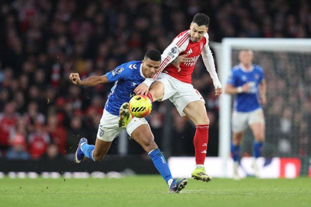 Arsenal v Sunderland 07 February 2026, London - Premier League Football - Arsenal v Sunderland - Gabriel Martinelli of Arsenal controls the ball in front of Reinildo Mandava of Sunderland in the lead up to the 3rd Arsenal goal - Photo: Charlotte Wilson Offside. London UK Copyright: xCharlottexWilsonx xOffsidexOffside
