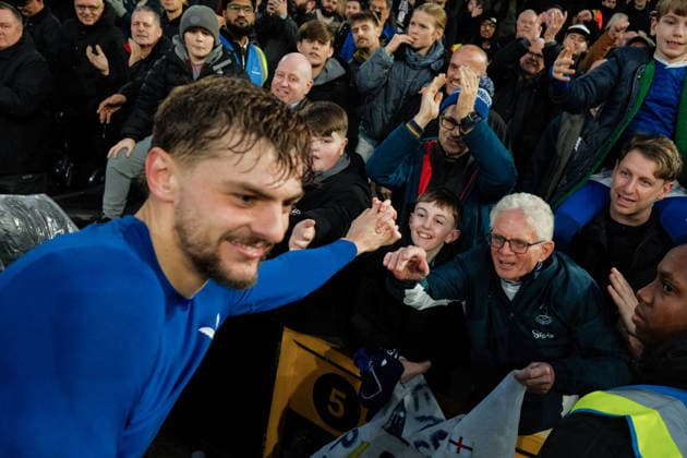 Fulham v Everton 07 February 2026, London - Premier League Football - Fulham v Everton - Kiernan Dewsbury-Hall of Everton gives his shirt to a fan - Photo: Jacques Feeney Offside. London UK Copyright: xJacquesxFeeneyx xOffsidexOffside