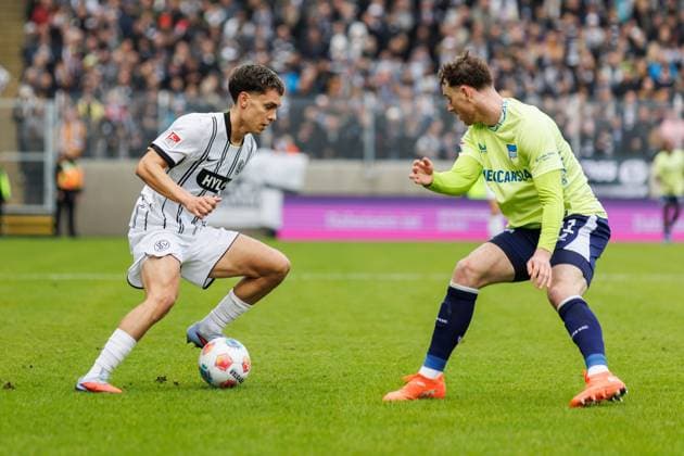 Frederik Schmahl (SV 07 Elversberg) im Zweikampf mit Pascal Klemens (Hertha BSC Berlin), SV Elversberg vs Hertha BSC Berlin, Fussball, 2. Bundesliga, 21. Spieltag, Saison 2025 2026, 07.02.2026 DFB regulations prohibit any use of photographs as image sequences and or quasi-video. SV Elversberg vs Hertha BSC Berlin, Fussball, 2. Bundesliga, 21. Spieltag, Saison 2025 2026, 07.02.2026
