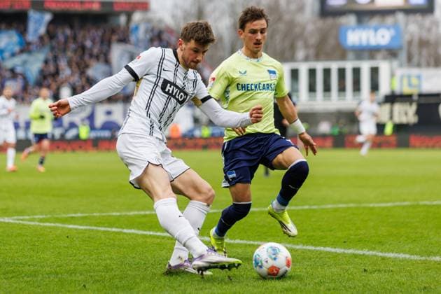 Lukas Petkov (SV 07 Elversberg) im Zweikampf mit Michal Karbownik (Hertha BSC Berlin), SV Elversberg vs Hertha BSC Berlin, Fussball, 2. Bundesliga, 21. Spieltag, Saison 2025 2026, 07.02.2026 DFB regulations prohibit any use of photographs as image sequences and or quasi-video. SV Elversberg vs Hertha BSC Berlin, Fussball, 2. Bundesliga, 21. Spieltag, Saison 2025 2026, 07.02.2026