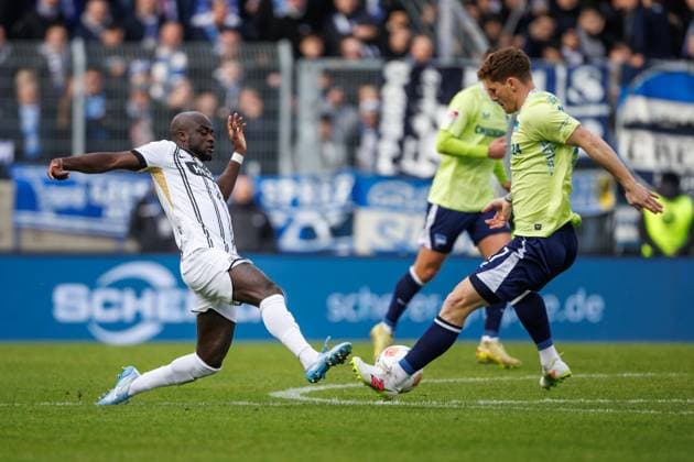 Amara Conde (SV 07 Elversberg) im Zweikampf mit Sebastian Gronning (Hertha BSC Berlin), SV Elversberg vs Hertha BSC Berlin, Fussball, 2. Bundesliga, 21. Spieltag, Saison 2025 2026, 07.02.2026 DFB regulations prohibit any use of photographs as image sequences and or quasi-video. SV Elversberg vs Hertha BSC Berlin, Fussball, 2. Bundesliga, 21. Spieltag, Saison 2025 2026, 07.02.2026