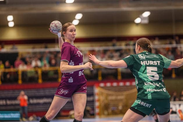 GER, Bensheim, HSG Bensheim Auerbach Flames vs TuS Metzingen, Alsco Handball Bundesliga Frauen, Handball, DHB, Spielzeit 2025 2026, Weststadthalle Bensheim, 16. Spieltag im Bild v.l.: Klara Schlegel (TuS Metzingen), Isabell Hurst (HSG Bensheim Auerbach Flames Frauen 5) DFB DFL REGULATIONS PROHIBIT ANY USE OF PHOTOGRAPHS AS IMAGE SEQUENCES AND OR QUASI-VIDEO, 07.02.2026 Copyright: HMBxMedia HendrikxHamelau