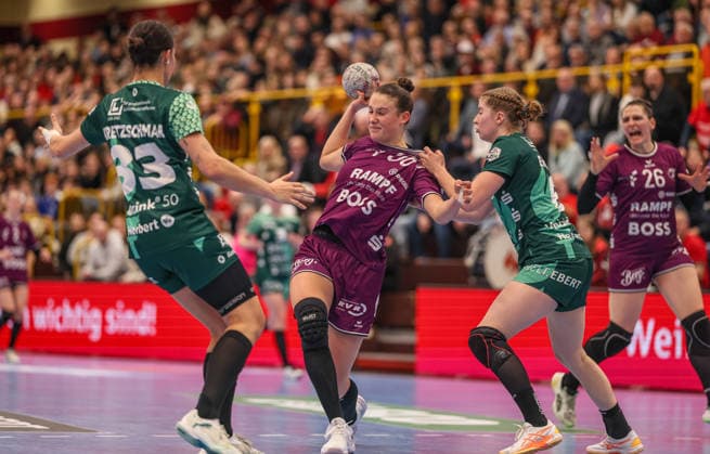 GER, Bensheim, HSG Bensheim Auerbach Flames vs TuS Metzingen, Alsco Handball Bundesliga Frauen, Handball, DHB, Spielzeit 2025 2026, Weststadthalle Bensheim, 16. Spieltag im Bild v.l.: Lucie-Marie Kretzschmar (HSG Bensheim Auerbach Flames Frauen 33), Carolin Hübner (TuS Metzingen Handball 56), Nina Engel (HSG Bensheim Auerbach Flames Frauen 6) DFB DFL REGULATIONS PROHIBIT ANY USE OF PHOTOGRAPHS AS IMAGE SEQUENCES AND OR QUASI-VIDEO, 07.02.2026 Copyright: HMBxMedia HendrikxHamelau