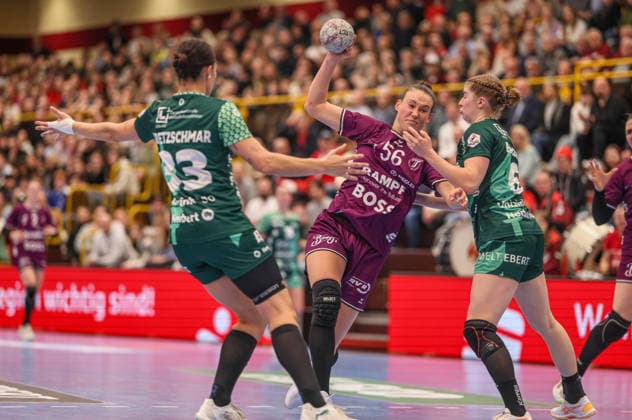 GER, Bensheim, HSG Bensheim Auerbach Flames vs TuS Metzingen, Alsco Handball Bundesliga Frauen, Handball, DHB, Spielzeit 2025 2026, Weststadthalle Bensheim, 16. Spieltag im Bild v.l.: Lucie-Marie Kretzschmar (HSG Bensheim Auerbach Flames Frauen 33), Carolin Hübner (TuS Metzingen Handball 56), Nina Engel (HSG Bensheim Auerbach Flames Frauen 6) DFB DFL REGULATIONS PROHIBIT ANY USE OF PHOTOGRAPHS AS IMAGE SEQUENCES AND OR QUASI-VIDEO, 07.02.2026 Copyright: HMBxMedia HendrikxHamelau