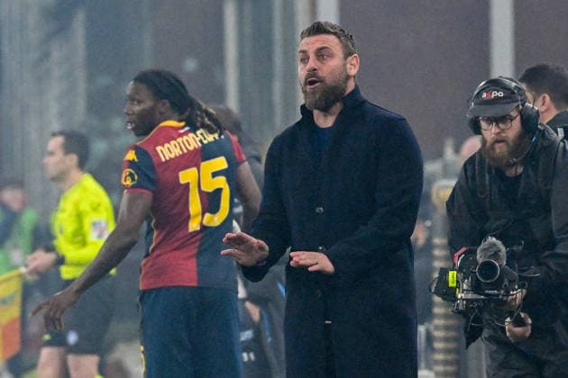 Genoa s head coach Daniele De Rossi during the Serie A soccer match between Genoa and Napoli at the Luigi Ferraris Stadium in Genoa, Italy - Saturday, February 07, 2026. - Soccer .  Copyright: xTanoxPecoraro LaPressex