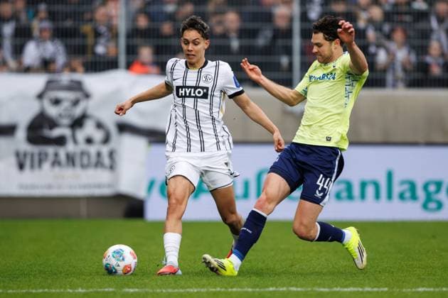 Frederik Schmahl (SV 07 Elversberg) im Zweikampf mit Linus Gechter (Hertha BSC Berlin), SV Elversberg vs Hertha BSC Berlin, Fussball, 2. Bundesliga, 21. Spieltag, Saison 2025 2026, 07.02.2026 DFB regulations prohibit any use of photographs as image sequences and or quasi-video. SV Elversberg vs Hertha BSC Berlin, Fussball, 2. Bundesliga, 21. Spieltag, Saison 2025 2026, 07.02.2026