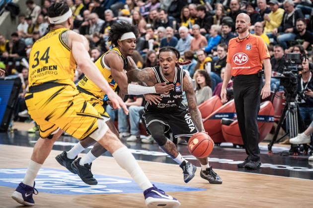 Cobe Williams (BMA365 Bamberg Baskets, 24) vs. Stefan Smith (MHP RIESEN Ludwigsburg, 03) und Gavin Schilling (MHP RIESEN Ludwigsburg, 34) GER, MHP Riesen vs. BMA365 Bamberg Baskets, Basketball Bundesliga, easycredit BBL, 19. Spieltag, Spielzeit 2025 2026, 07.02.2026 GER, MHP Riesen vs. BMA365 Bamberg Baskets, Basketball Bundesliga, easycredit BBL, 19. Spieltag, Spielzeit 2025 2026, 07.02.2026 Ludwigsburg Copyright: xSandyxDinkelackerx EP_SDR